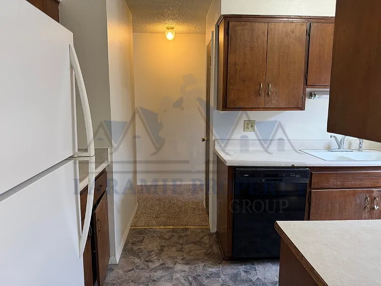 710 Downey St #18 — Photo 7