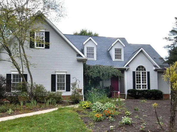 9955 Waterford Trl, Chagrin Falls, OH 44023