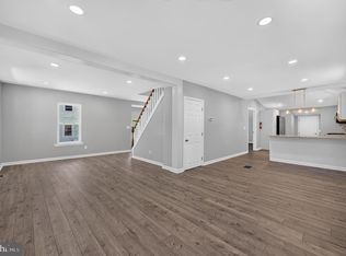 27 S Market St, Gibbstown, NJ 08027