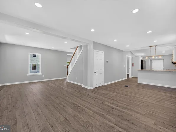 27 S Market St, Gibbstown, NJ 08027