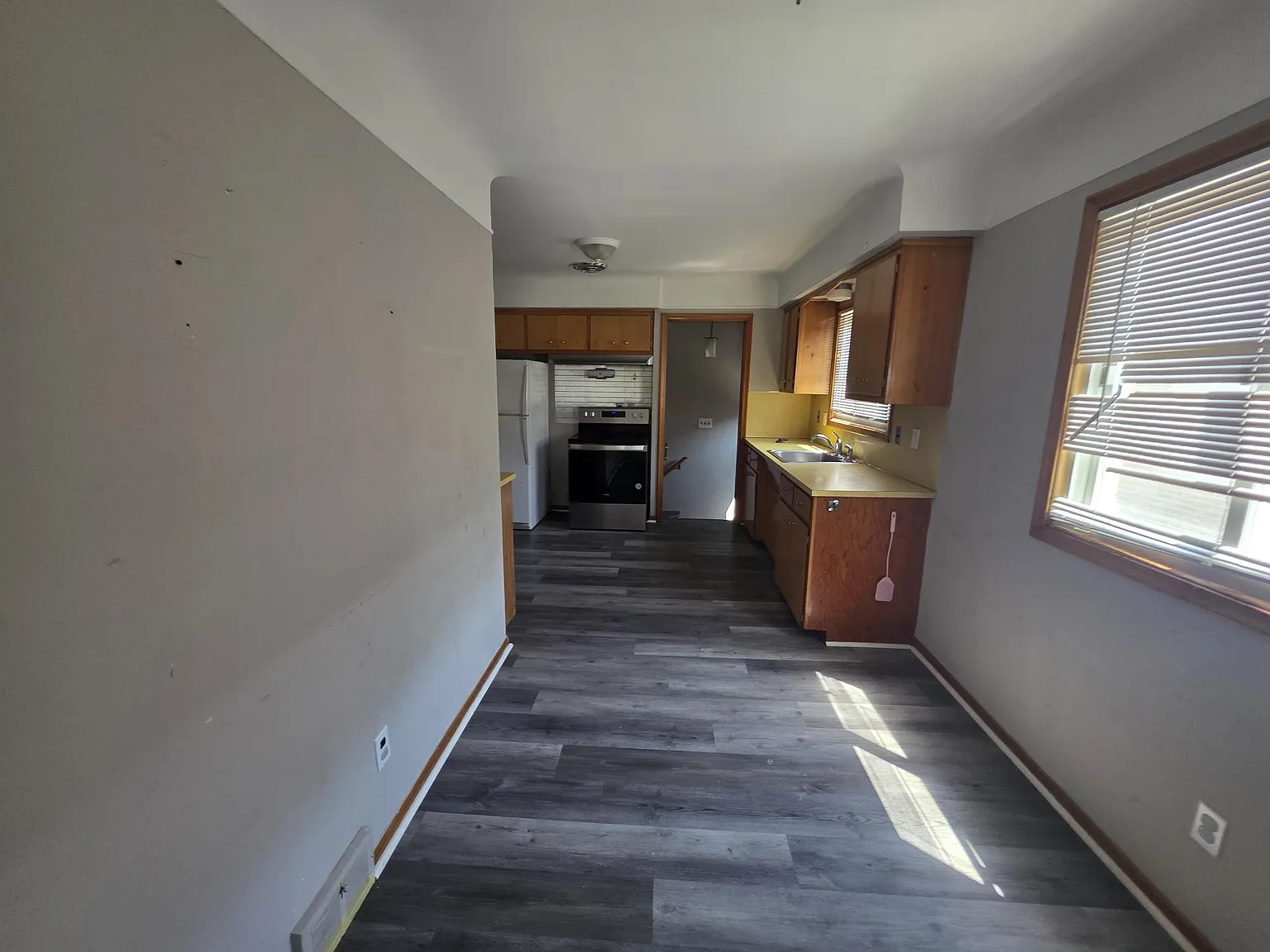 3 bed, 1.5 bath, 1007 sqft, $1,695 — Photo 3