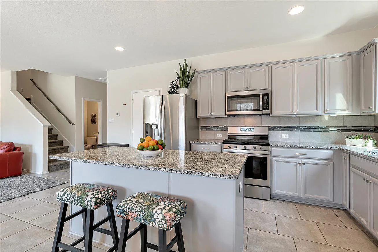 3 bed, 2.5 bath, 2130 sqft, $2,295 — Photo 4