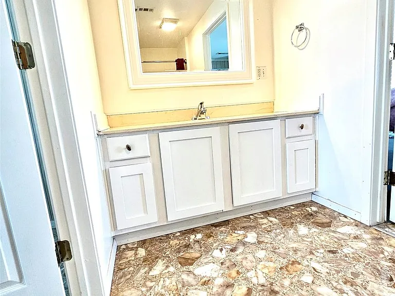 2104 Galveston Ave — Photo 9