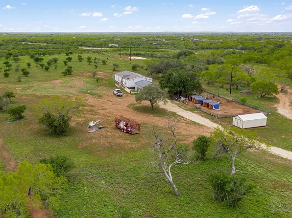 169 County Road 2660, Devine, TX 78016