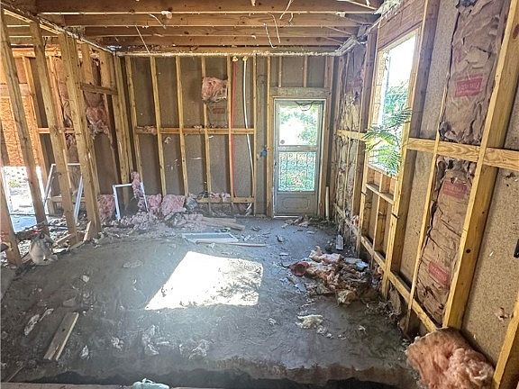 3rd image of 832 E Orange St