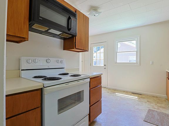 5th image of 1002 E Sugnet Rd