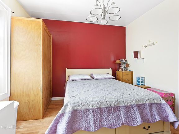 3rd image of 950 Hoe Ave APT 5C