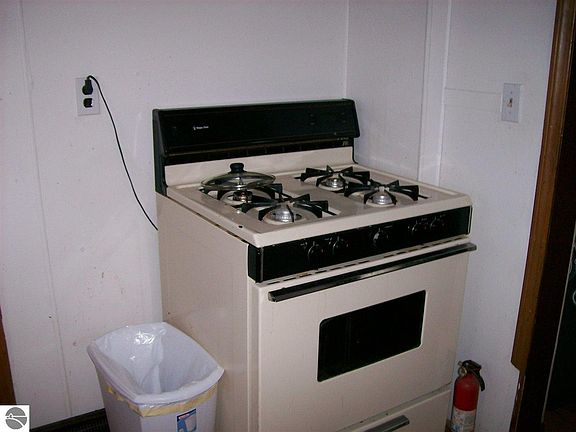 4th image of 220 S 7th St
