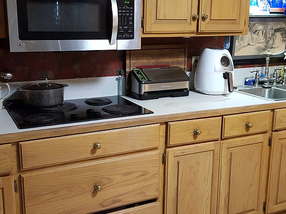 Bottom cabinets have pullout