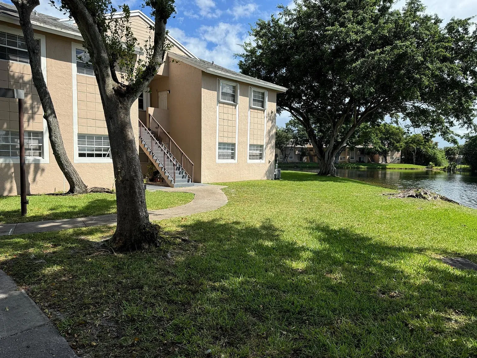 3 bed, 2.0 bath, 1093 sqft, $2,475 — Photo 3
