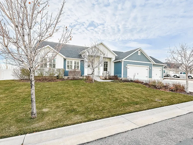 2098 E Elkhorn Rd — Photo 4