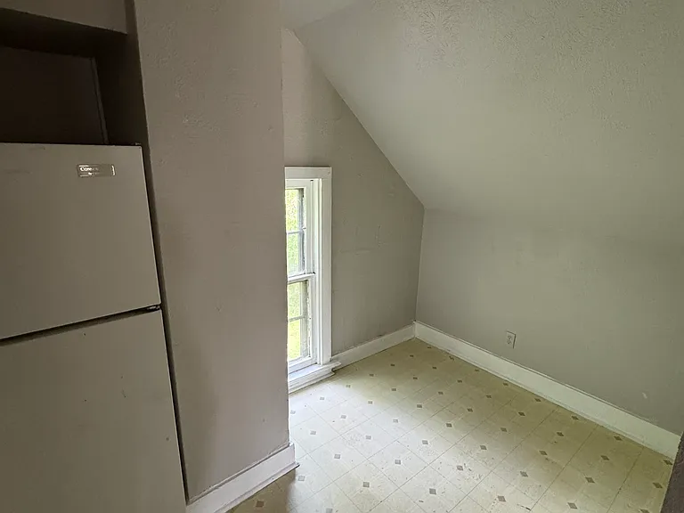 516 E 3rd St #2 — Photo 2