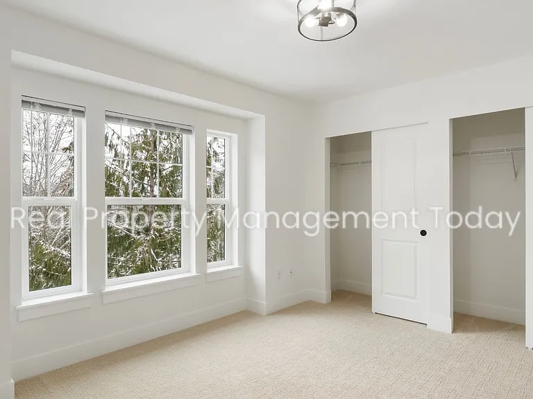 300 Larson St W — Photo 20