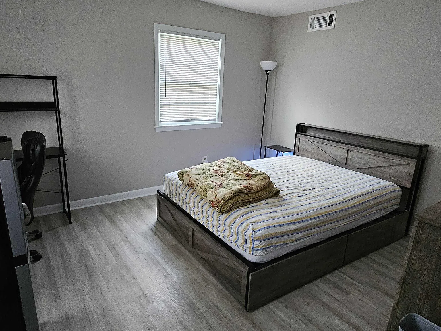 4 bed, 3.0 bath, 2242 sqft, $1,139 — Photo 3