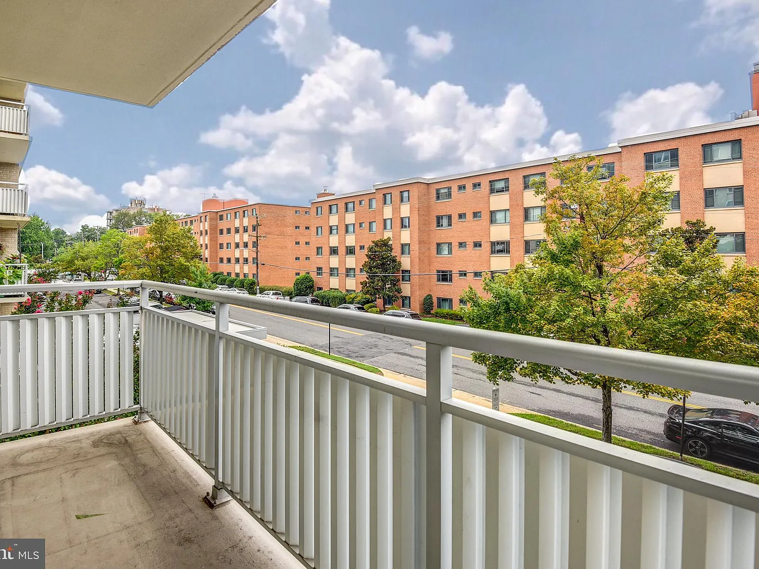 1 bed, 902 sqft, $2,400 — Photo 3