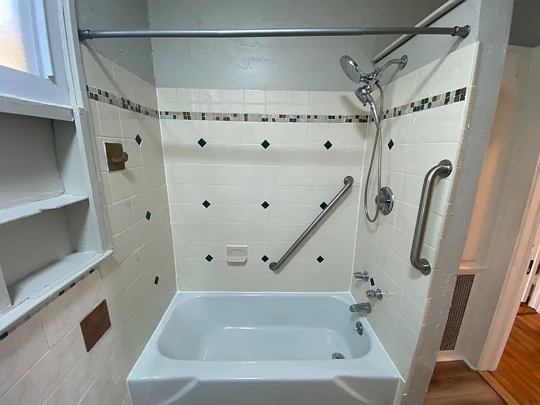 40 Larchmont Rd — Photo 29