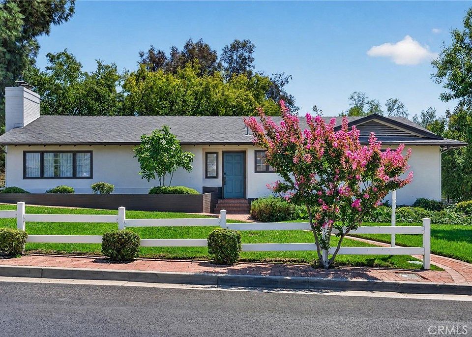 1st image of 636 E Mariposa Dr