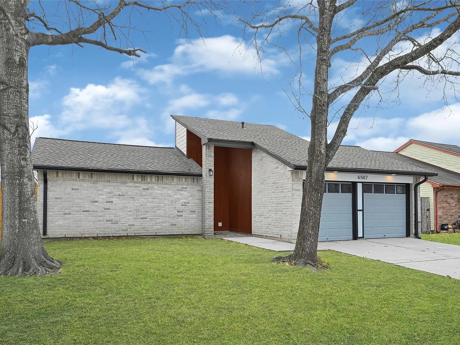 3 bed, 2.0 bath, 1834 sqft, $2,100 — Photo 2