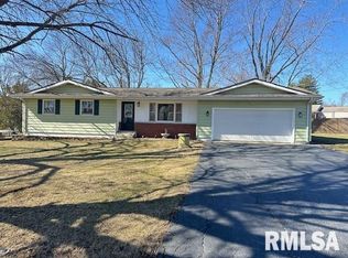 6 Wildwood Dr, Taylorville, IL 62568
