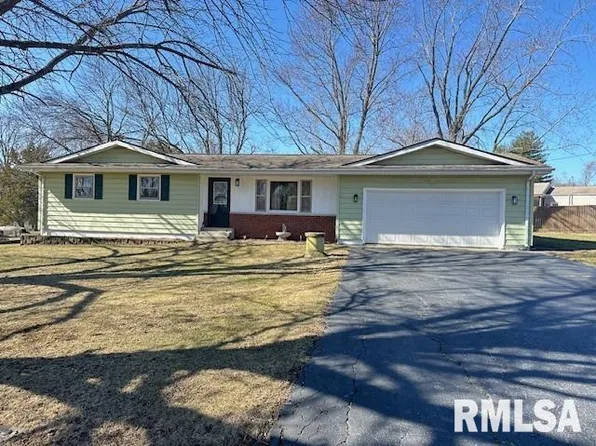 6 Wildwood Dr, Taylorville, IL 62568