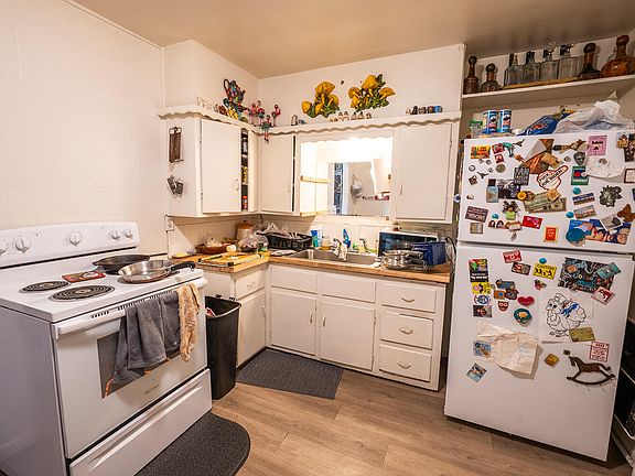 3rd image of 105 N Avenue U