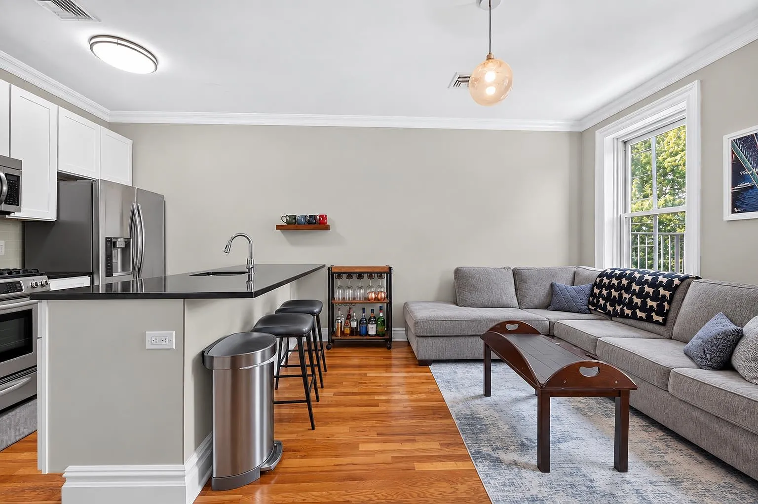 2 bed, 1.0 bath, 900 sqft, $3,100 — Photo 3