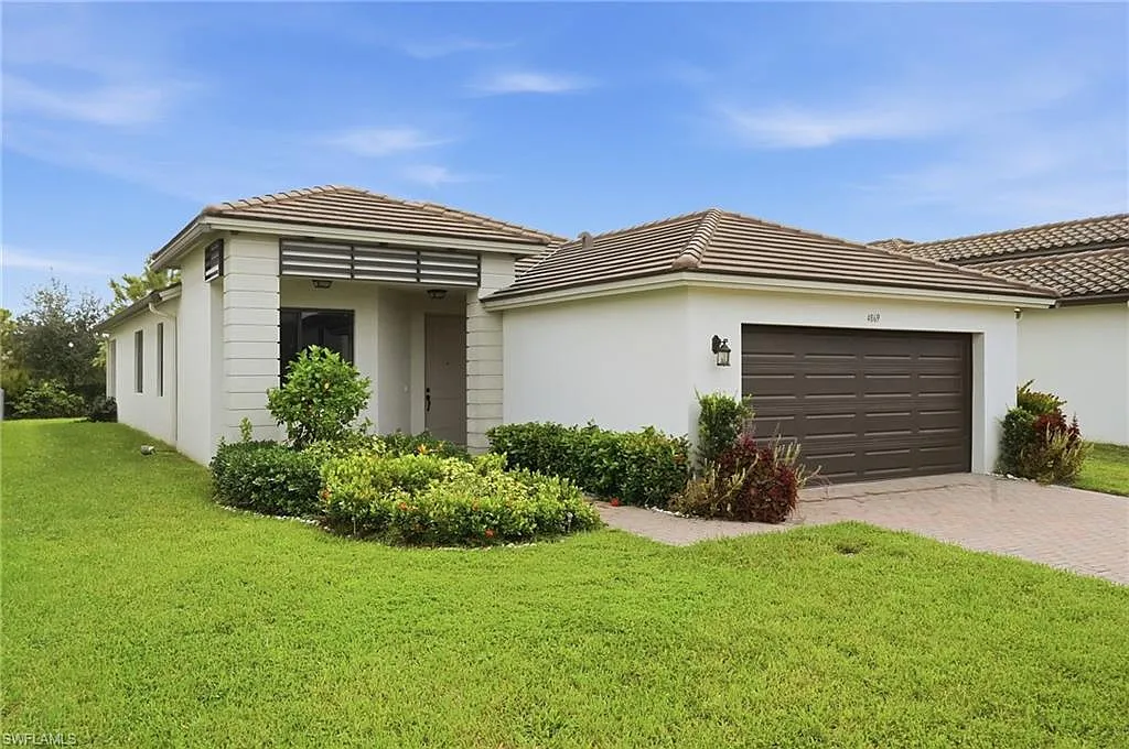 3 bed, 3.0 bath, 1903 sqft, $2,600 — Photo 1