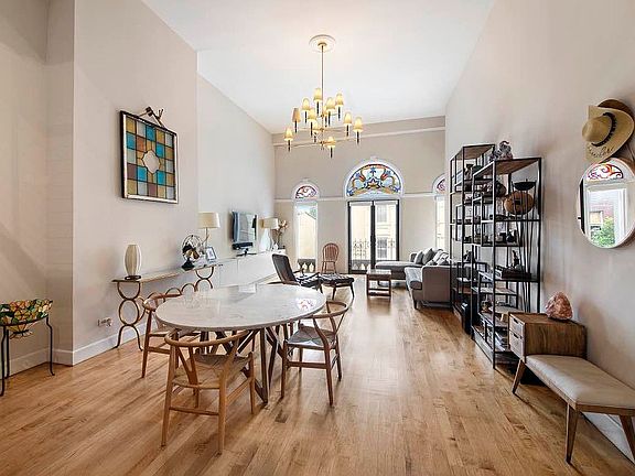 4th image of 242 E 7th St APT 4
