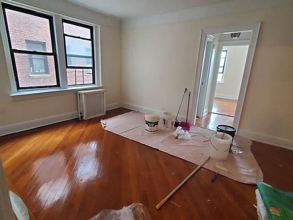 4th image of 62-98 Saunders St #D4