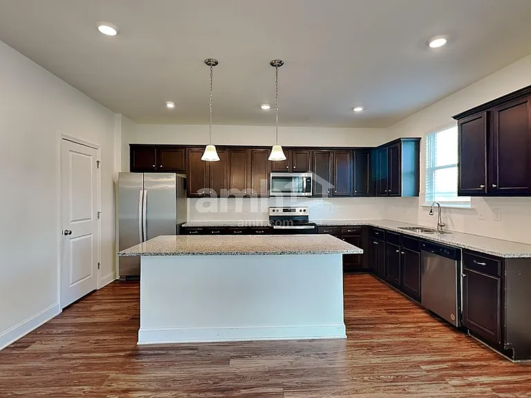 1109 Ashlyn Ct — Photo 4