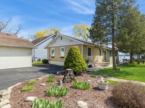 25809 W Lake St, Wauconda, IL 60084