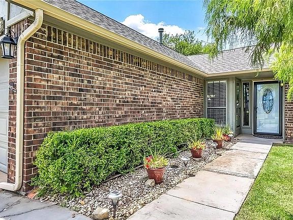 2nd image of 2613 Redwood Ln