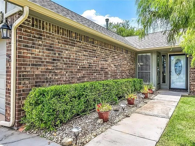 2613 Redwood Ln — Photo 2