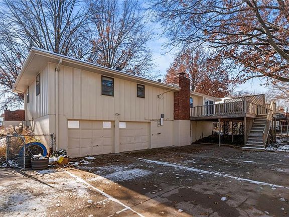3rd image of 810 SE 14th St