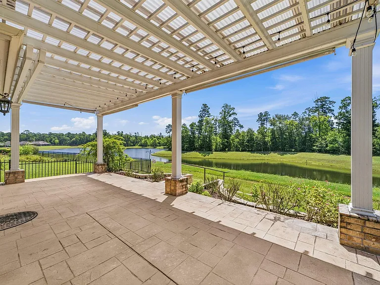 316 Connemara Dr — Photo 22