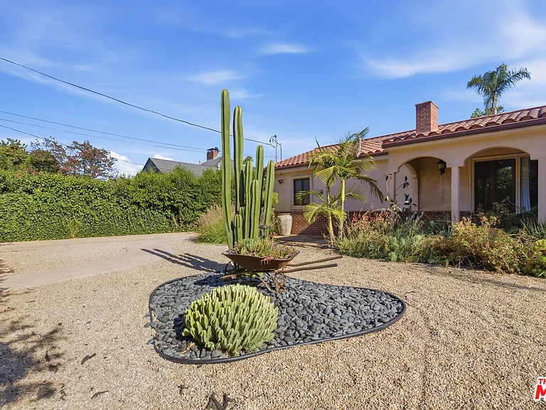 13800 Erwin St — Photo 3
