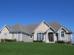 W271N5352 Jessica Dr, Pewaukee, WI 53072