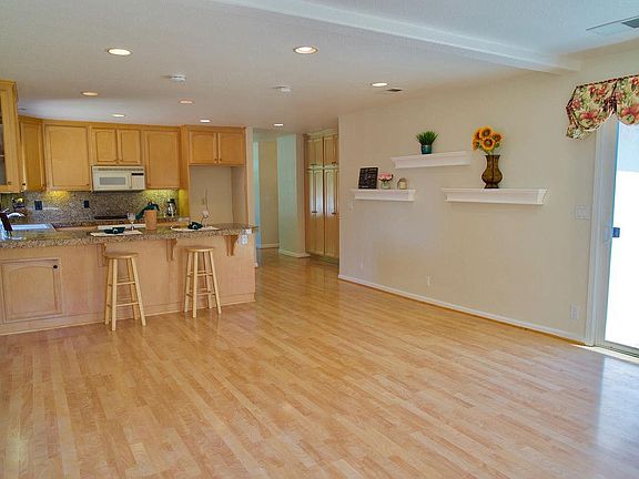 4th image of 328 Granville Ct