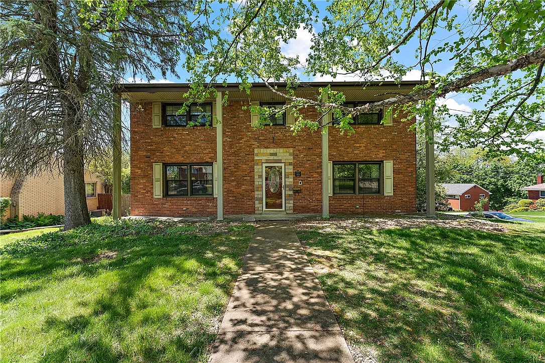 454 Colonial Dr photo 1