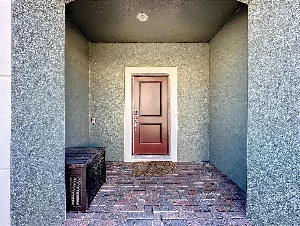 5 bed, 4.5 bath, 2076 sqft, $2,500 — Photo 2