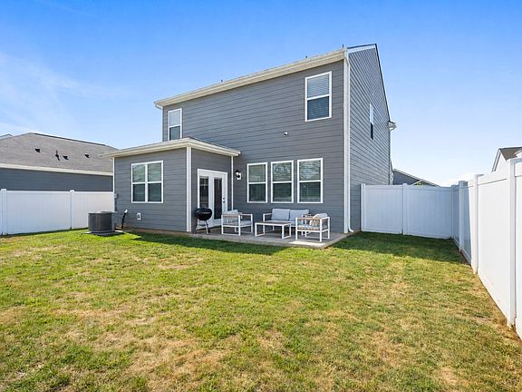 3rd image of 207 River Forest Dr
