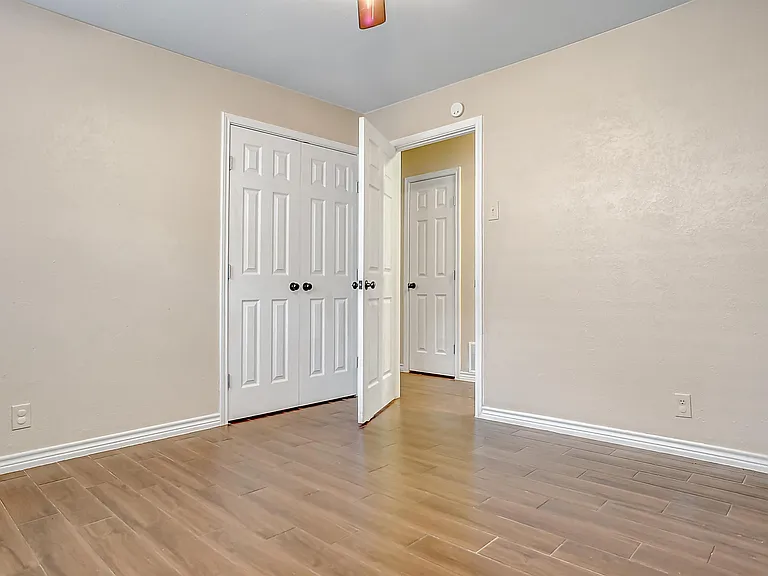 921 Holiday Dr — Photo 16