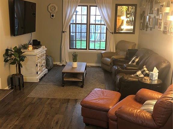 3rd image of 721 Blackmoat Pl