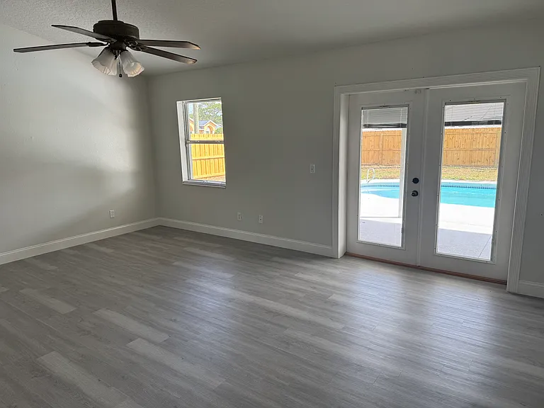902 Fort St NW — Photo 9
