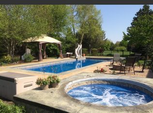 39W901 Carl Sandburg Rd, St Charles, IL 60175