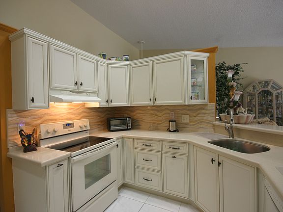 3rd image of 3400 Torremolinos Ave