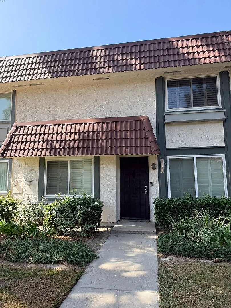 3 Bedrooms + Den/Office, available now! — Photo 2