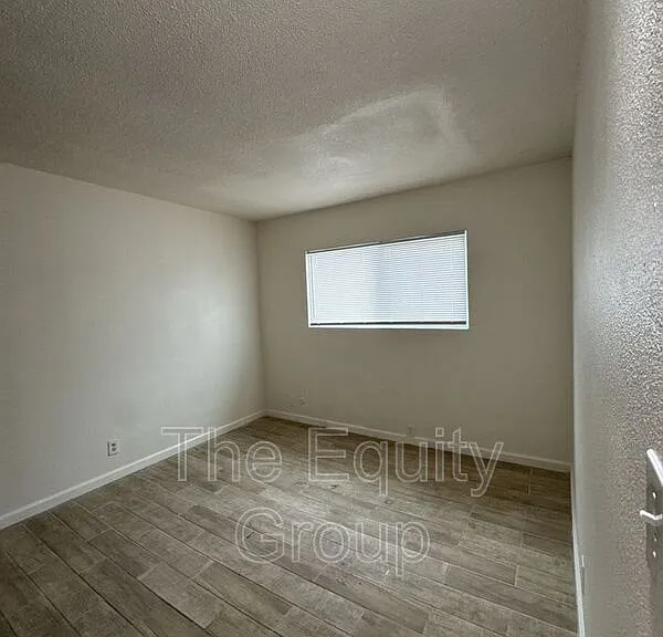 560 S Richmond Ave #5 — Photo 8