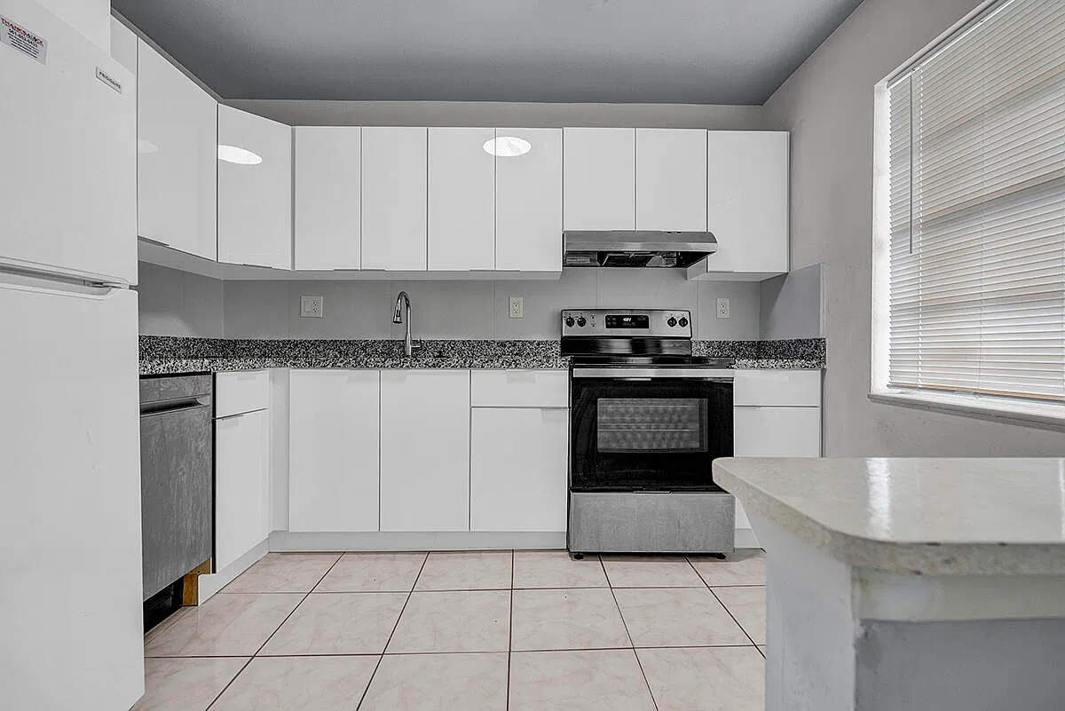 2 bed, 1.0 bath, 710 sqft, $2,000 — Photo 2