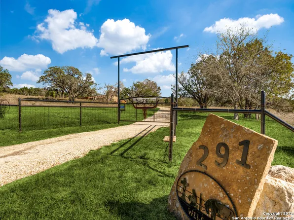 291 Happy hollow, Bandera, TX 78003